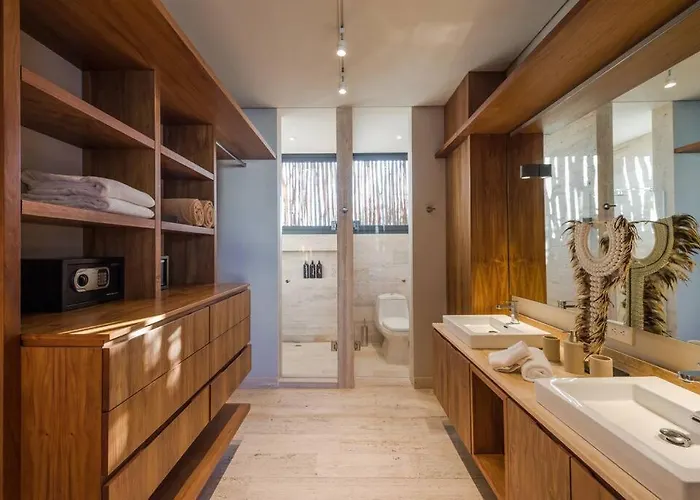 Beyond Amazing 3bd 2br/ Balcony Apartment *