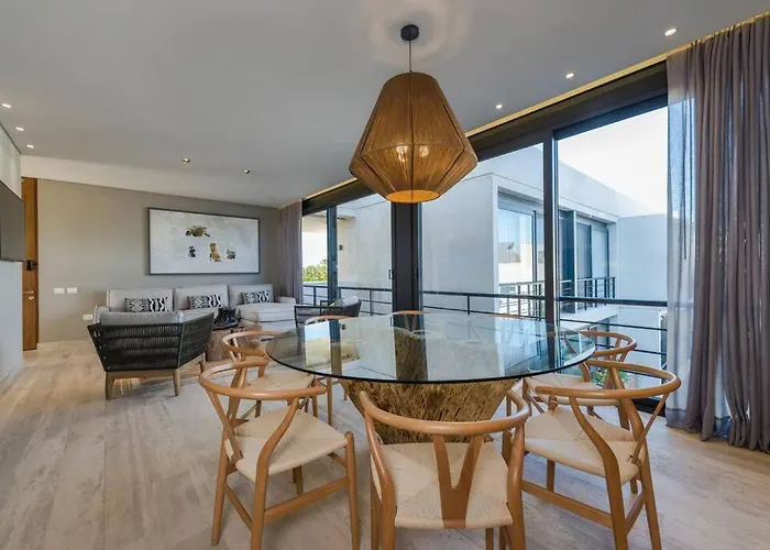 Beyond Amazing 3bd 2br/ Balcony Apartment