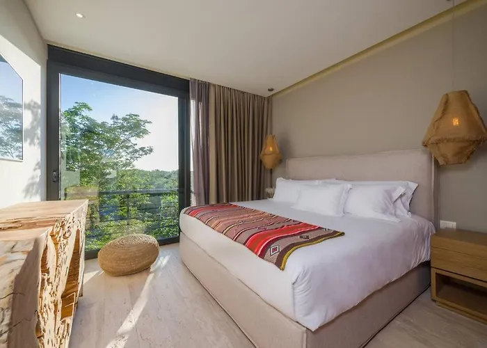 Beyond Amazing 3bd 2br/ Balcony *