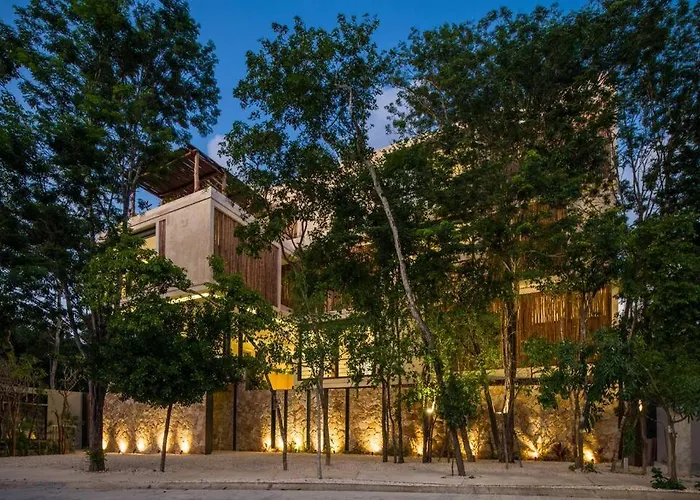 Beyond Amazing 3bd 2br/ Balcony Apartment