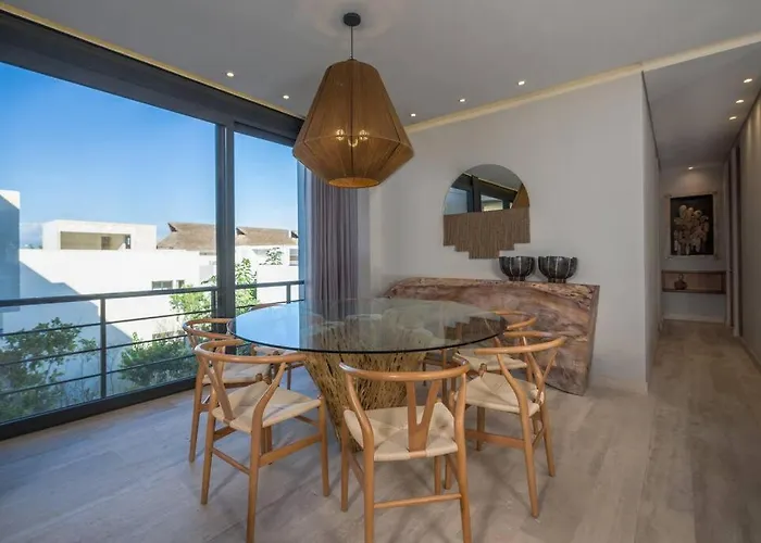 Beyond Amazing 3bd 2br/ Balcony