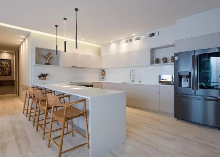 Beyond Amazing 3bd 2br/ Balcony Apartment