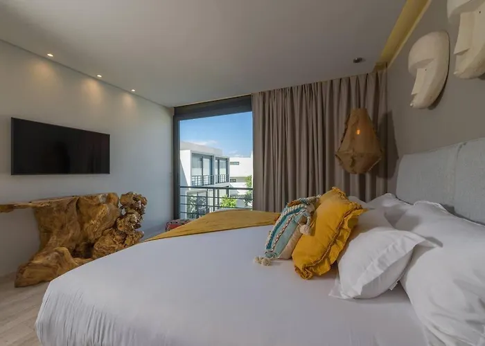 Beyond Amazing 3bd 2br/ Balcony *