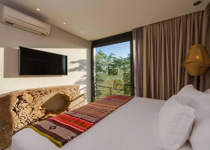 Beyond Amazing 3bd 2br/ Balcony Apartment