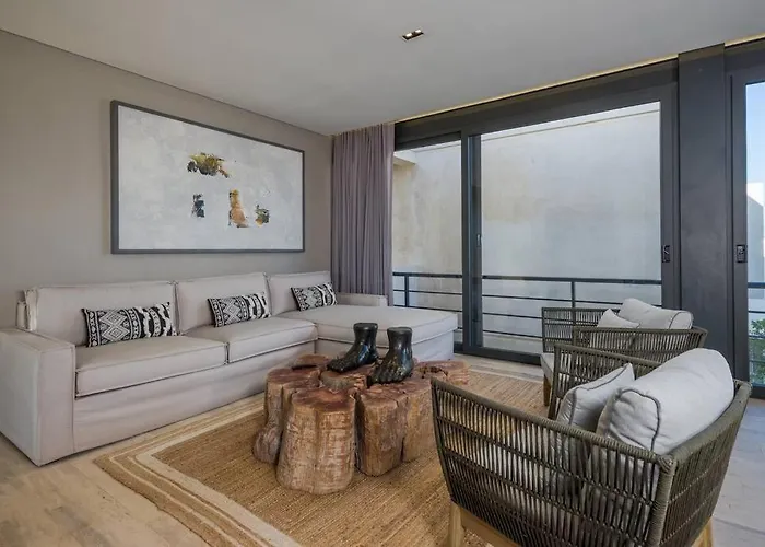 Beyond Amazing 3bd 2br/ Balcony Apartment *