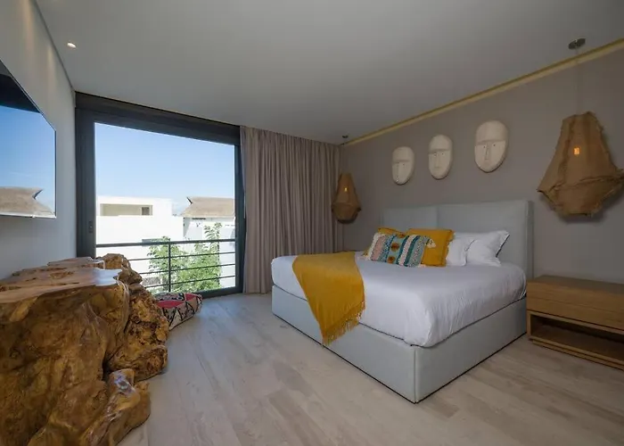 Beyond Amazing 3bd 2br/ Balcony Apartment