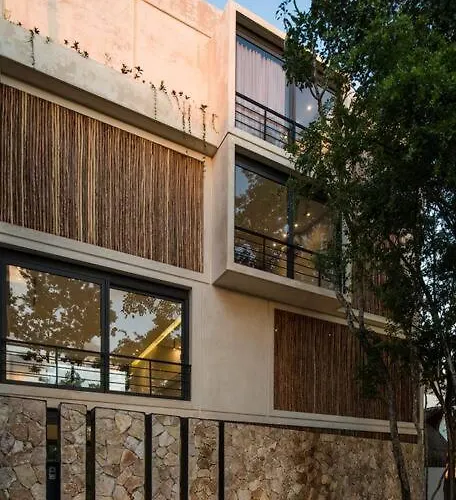 Beyond Amazing 3bd 2br/ Balcony *